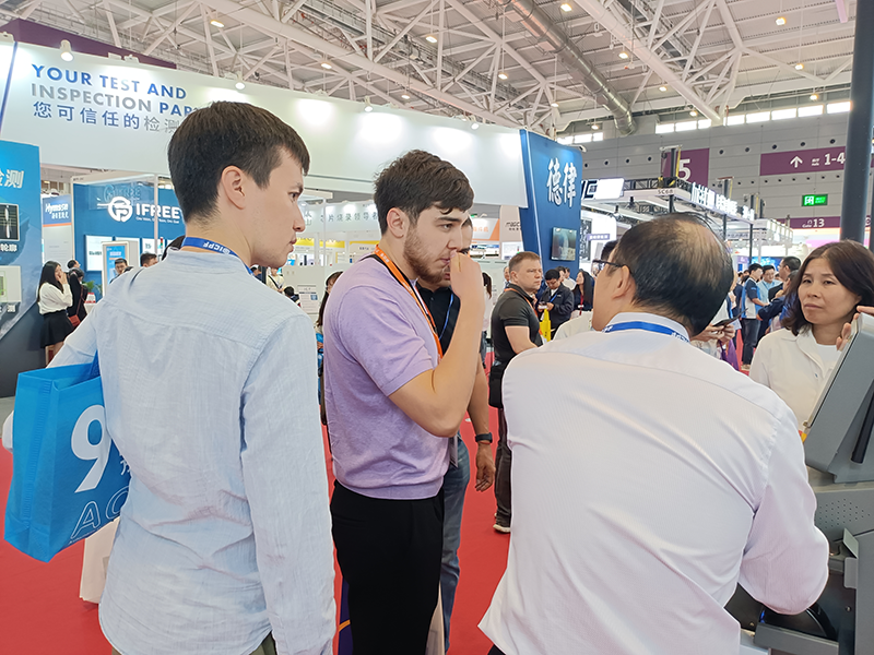 NEPCON 展会国外客户咨询SMT<a href='/new/242.html' style='color: blue;' target='_blank'><a href='/new/242.html' style='color: blue;' target='_blank'>全自动接料机</a></a> NEPCON 展会国外客户咨询<a href='/new/113.html' style='color: blue;' target='_blank'><a href='/new/113.html' style='color: blue;' target='_blank'>SMT</a></a>全自动<a href='/p4.html' style='color: blue;' target='_blank'><a href='/p4.html' style='color: blue;' target='_blank'>接料机</a></a>